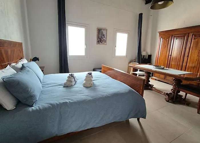 Ossuna Seaview Door Τραπάνι